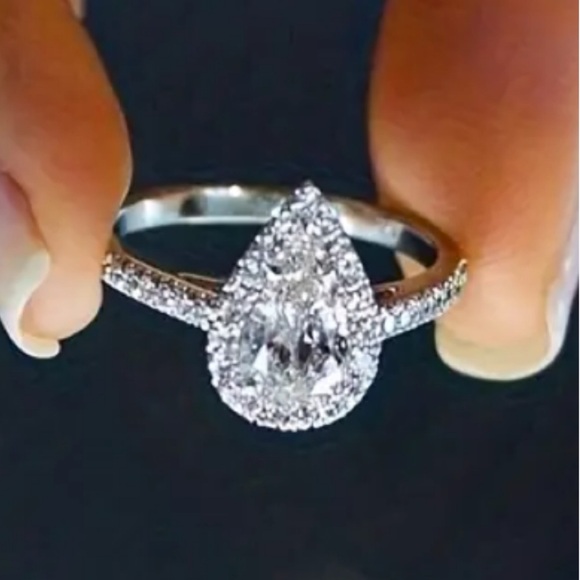 Teardrop Zirconia Sophisticated 3-Prong Setting Sparkling Cubic Zirconia Size 8 - Picture 2 of 4